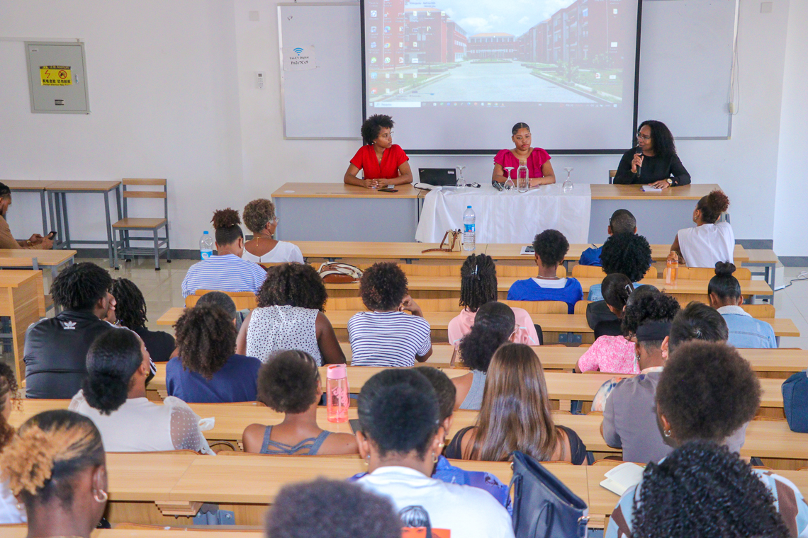 Uni-CV entrega donativos arrecadados à Associação Colmeia 